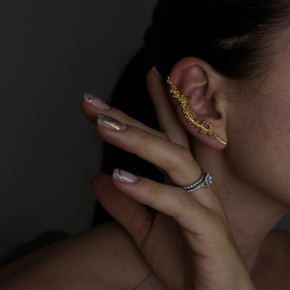 New Golden Ivy Ear Cuff - Picture 8 of 11